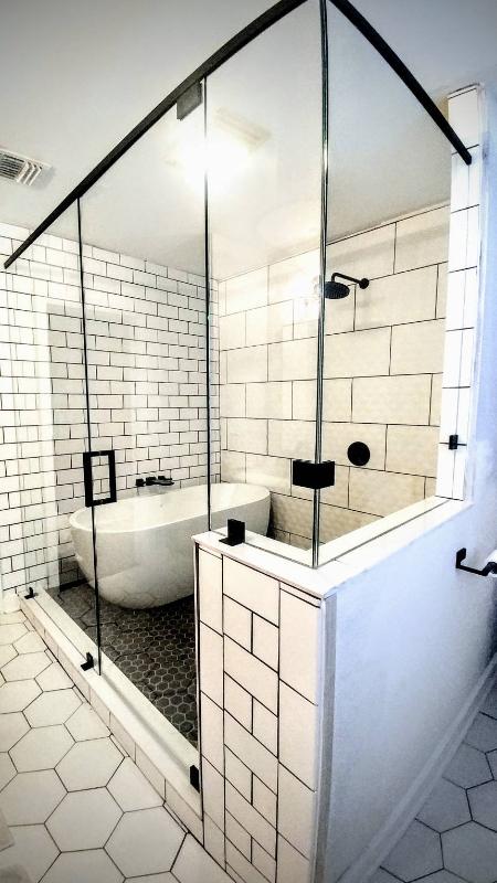 How to Choose the Perfect Glass Shower Door for Your Bathroom